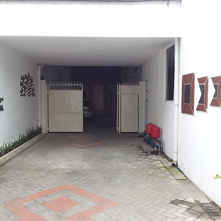 Loxy Inn Surabaya Exterior photo