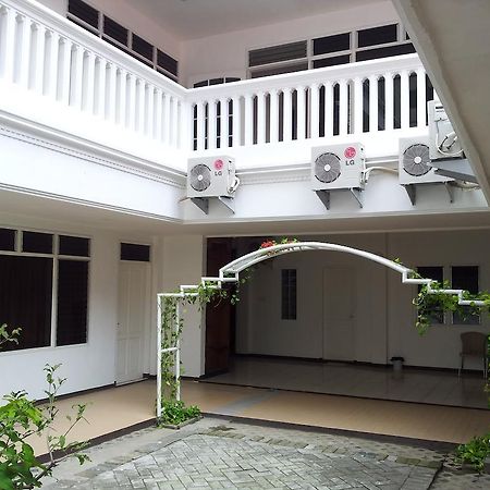 Loxy Inn Surabaya Exterior photo