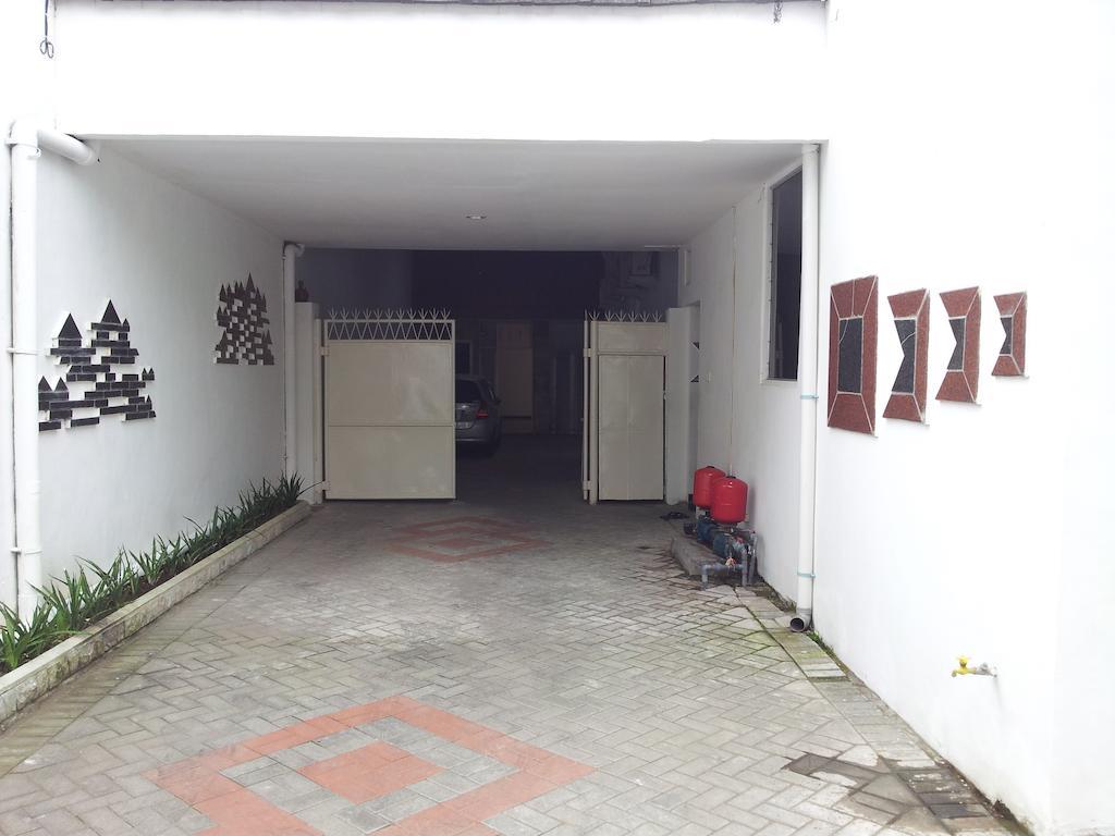 Loxy Inn Surabaya Exterior photo