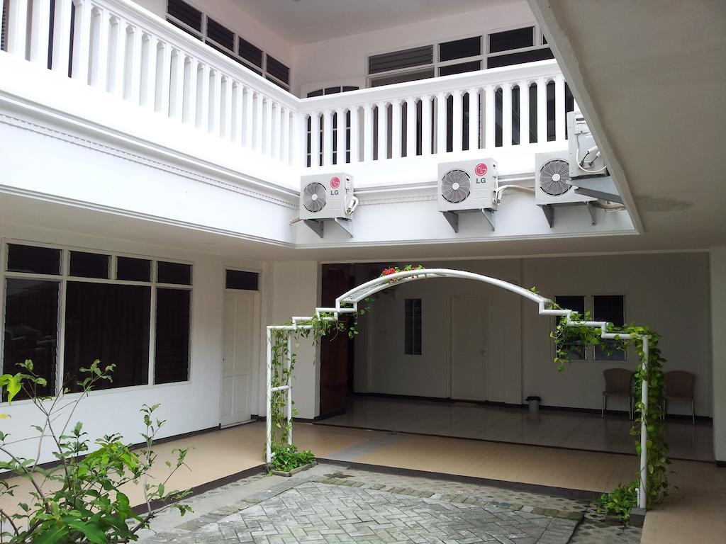 Loxy Inn Surabaya Exterior photo