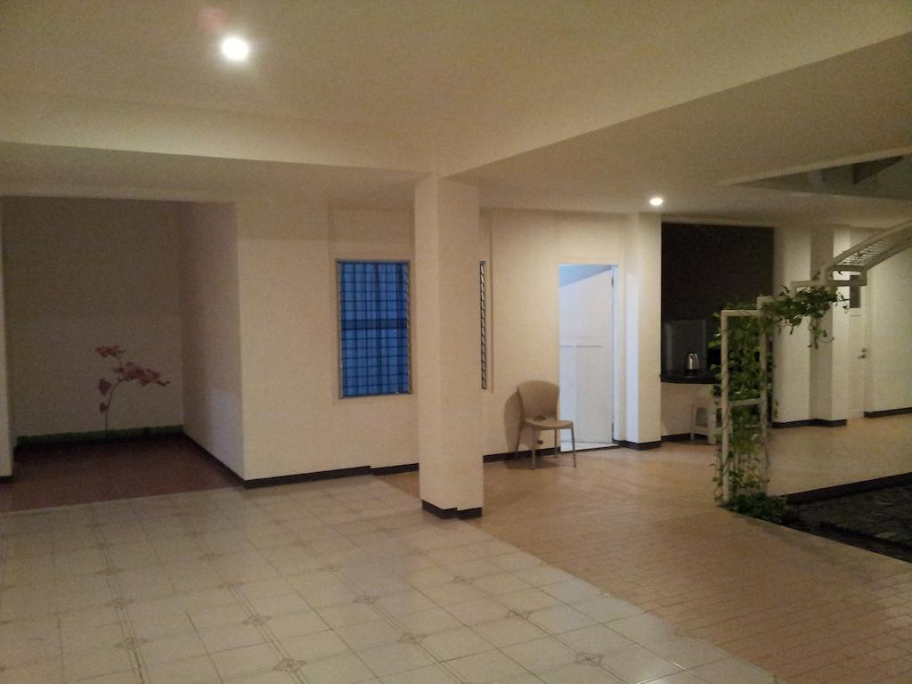 Loxy Inn Surabaya Exterior photo
